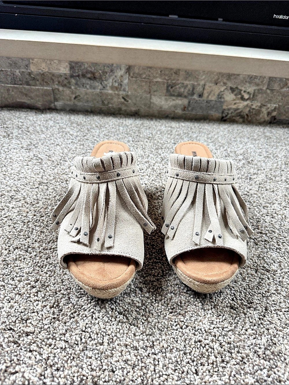 Minnetonka Fringe Wedge Sandals in Beige Womens 9 Leather EUC